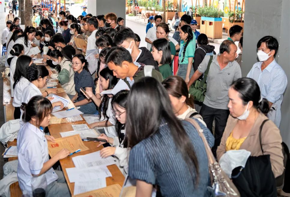 Thí sinh nộp hồ sơ đăng ký xét tuyển tại Trường ĐH Công thương TPHCM - Ảnh: THANH HÙNG