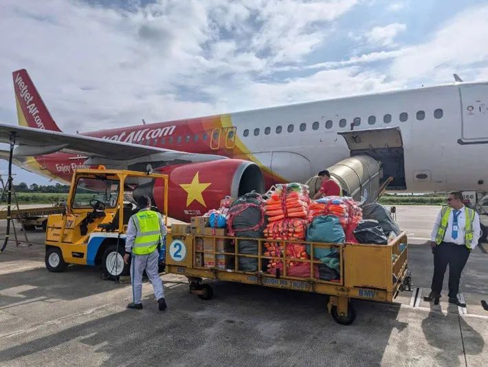 Hãng hàng không Vietjet vận chuyển hàng hóa hỗ trợ người dân gặp thiên tai