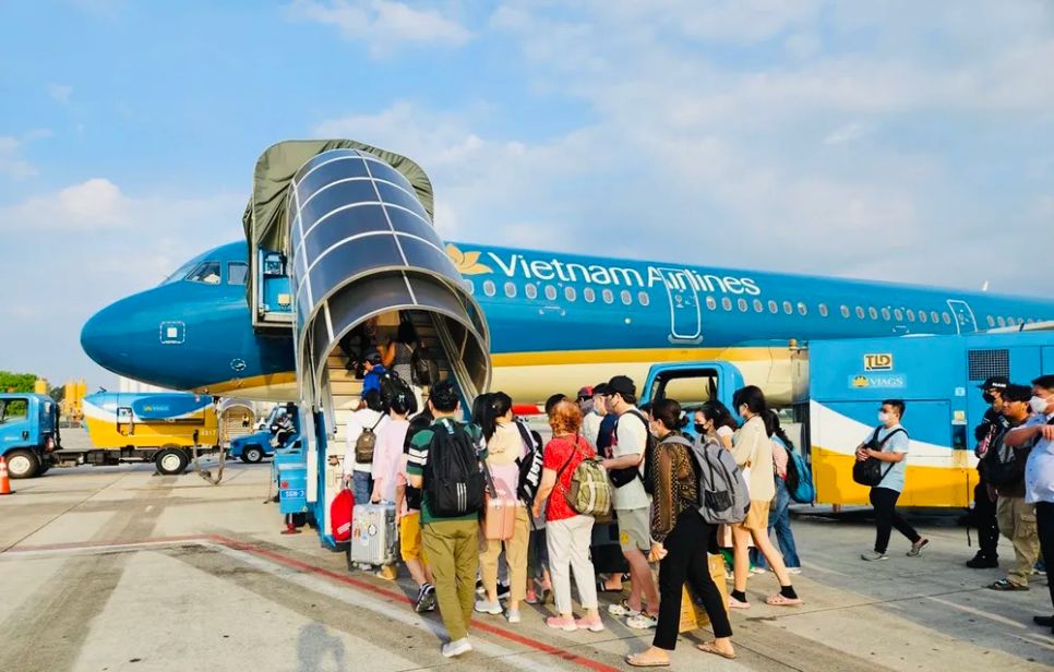Hành khách xếp hàng lên máy bay của Vietnam Airlines