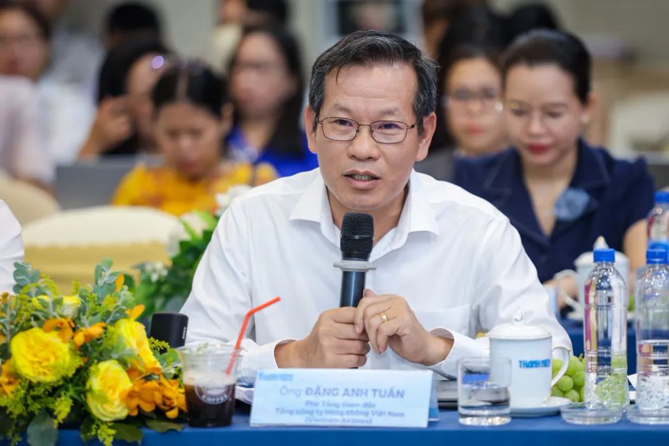 Ông Đặng Anh Tuấn, Phó Tổng Giám đốc Vietnam Airlines thông tin tại tọa đàm