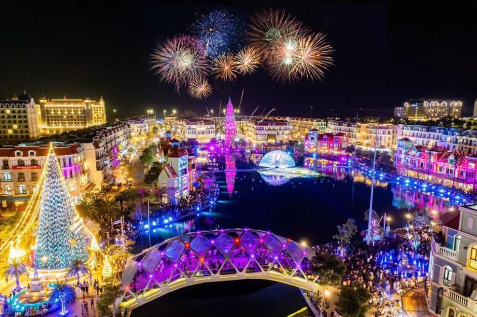 Trình diễn pháo hoa và nhạc nước tại Vingroup Phú Quốc