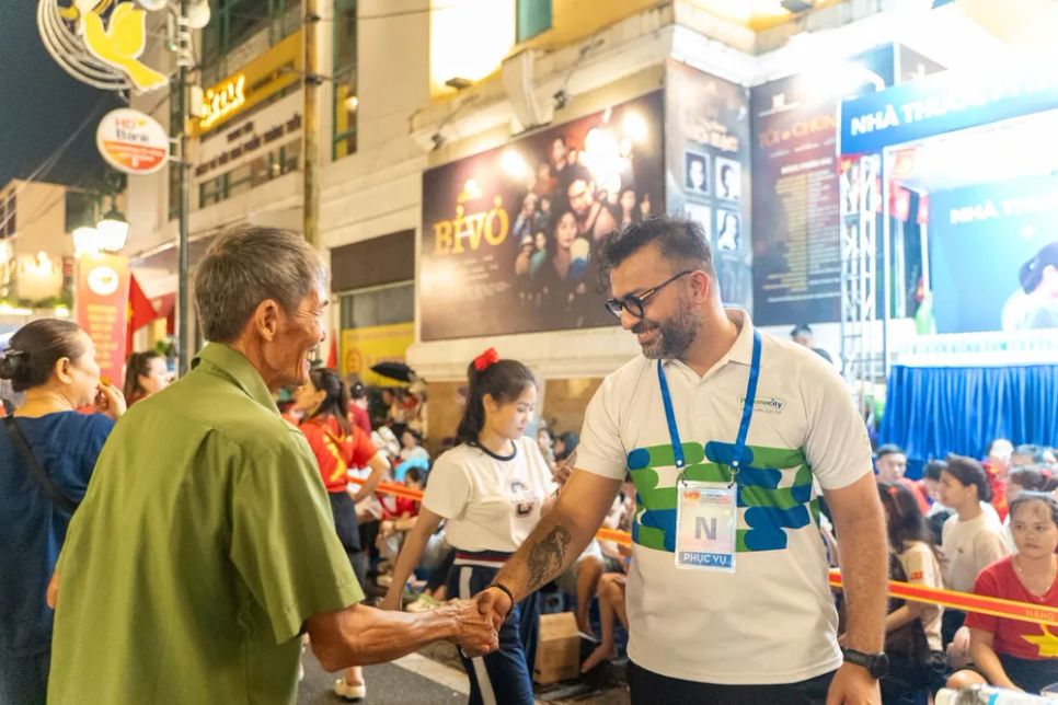 Trong các dịp Đại lễ quan trọng của đất nước như A50, A80 vừa qua, người dân cũng quen mặt với sự xuất hiện của vị giám đốc nước ngoài của Pharmacity khi ông trực tiếp tham gia hỗ trợ và phục vụ cộng đồng