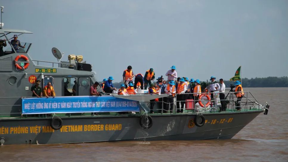 Hoạt động thả giống tái tạo nguồn lợi thủy sản tại cửa biển Trần Đề, TP Cần Thơ