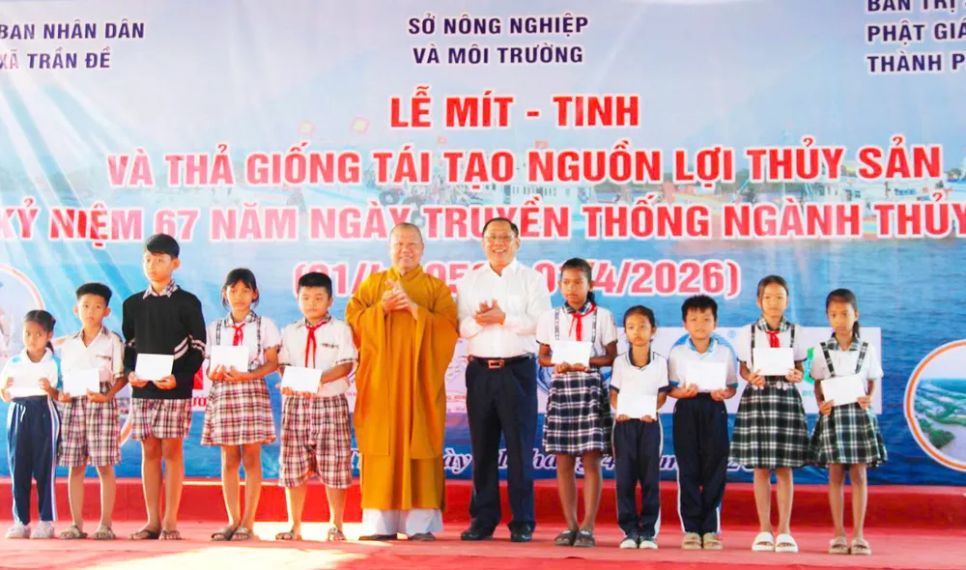 Trao tặng học bổng cho các em học sinh có hoàn cảnh khó khăn