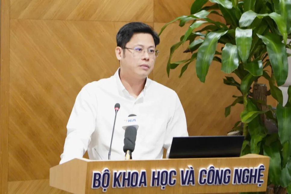 Ông Hoàng Anh Tú, Phó Vụ trưởng Vụ Khoa học kỹ thuật và công nghệ (Bộ KH-CN) trao đổi tại cuộc họp báo. Ảnh: MST