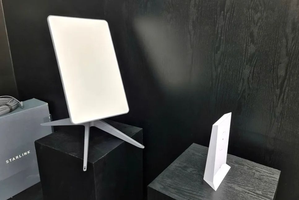 Thiết bị mặt đất của dịch vụ Internet vệ tinh Starlink tại một cuộc triển lãm công nghệ ở Hà Nội. Ảnh: MH