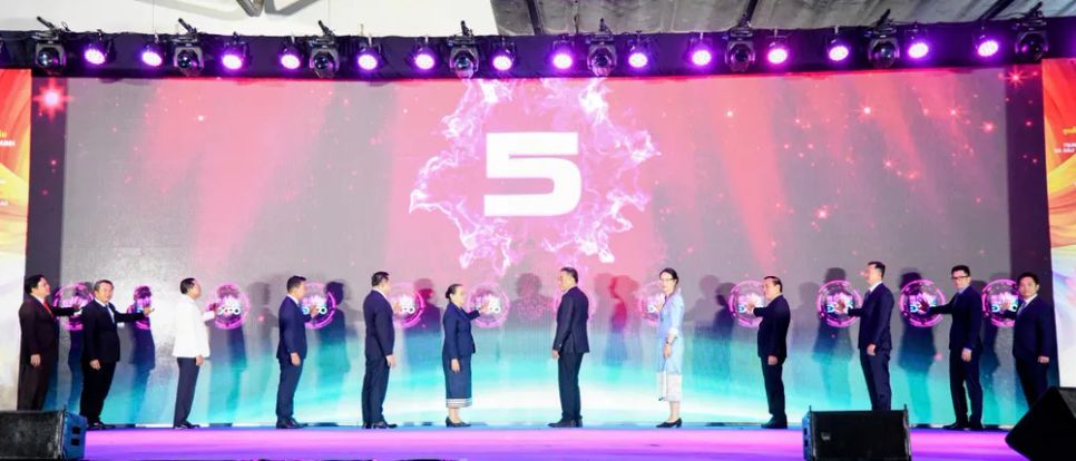 Đại biểu thực hiện nghi thức bấm nút khai mạc triển lãm