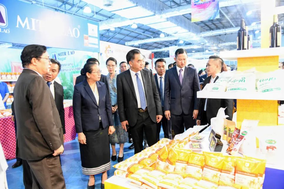 Đồng chí Nguyễn Lộc Hà cùng các đại biểu tham quan gian hàng