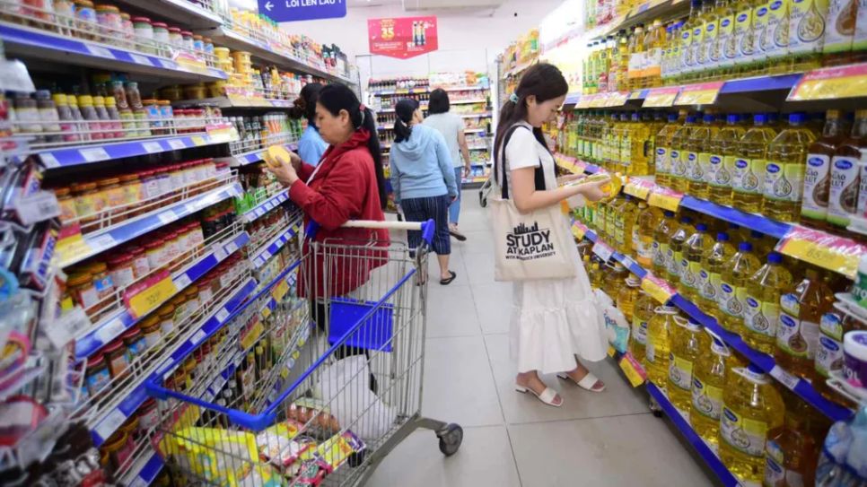 Người dân mua sắm tại siêu thị