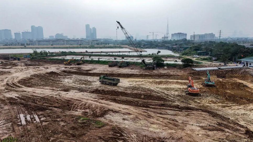 Hà Nội đang triển khai hồ đầu mối Mễ Trì để chống ngập lụt cho mùa mưa bão sắp tới. Ảnh: TIẾN CƯỜNG