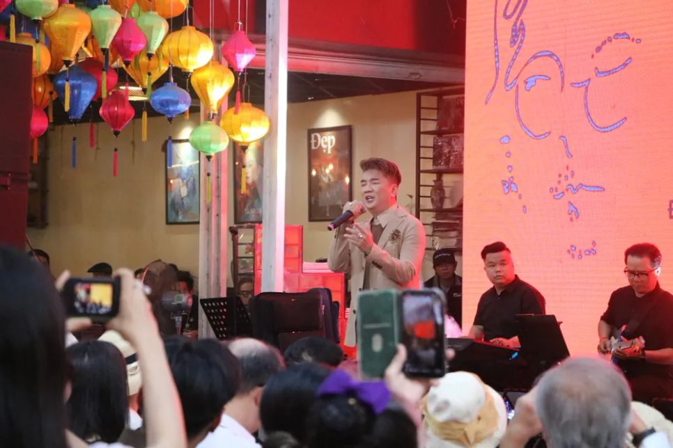 Ca sĩ Đàm Vĩnh Hưng