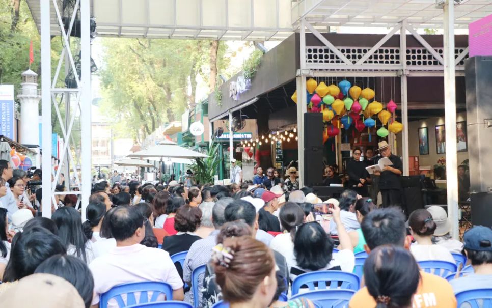 Ngay từ chiều, đông đảo khán giả đã đến với đêm nhạc tưởng nhớ cố nhạc sĩ Trịnh Công Sơn