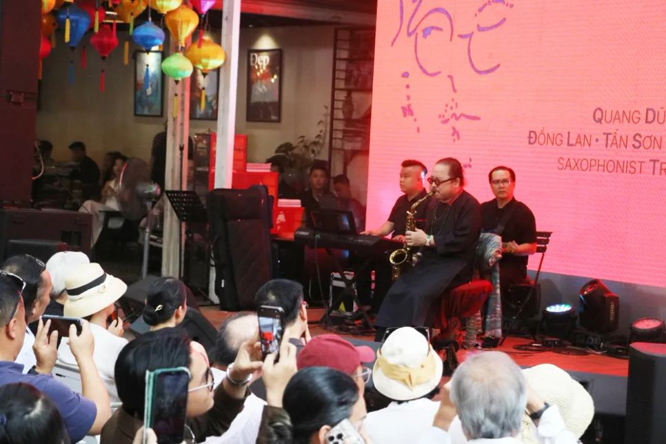 Nghệ sĩ saxophone Trần Mạnh Tuấn trình diễn