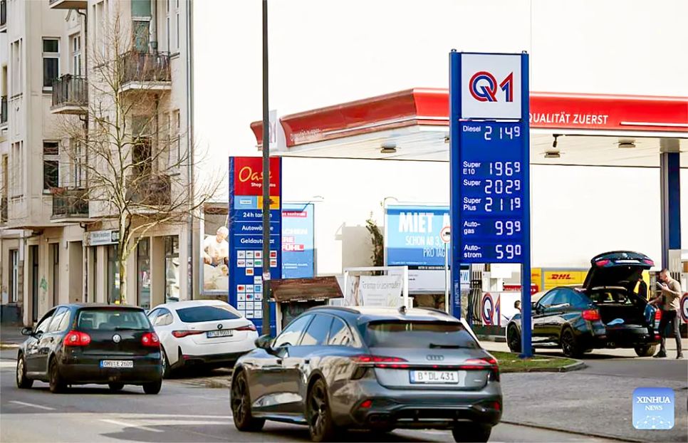 Ô tô lưu thông trên đường phố ở Berlin, Đức ẢNH: XINHUA