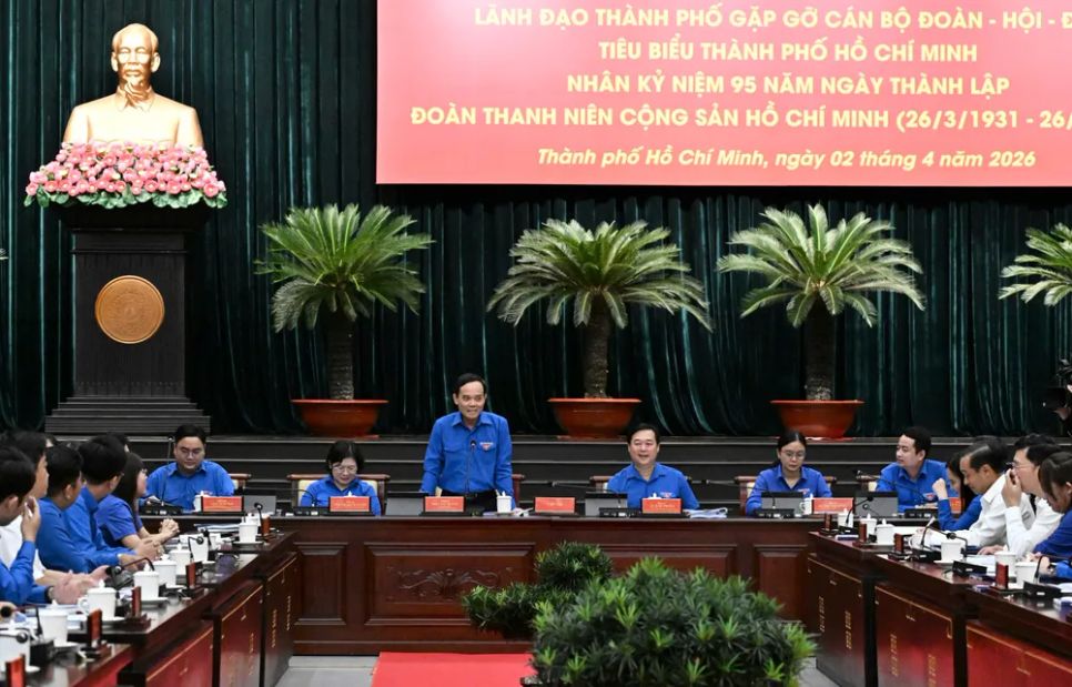 Bí thư Thành ủy TPHCM Trần Lưu Quang cùng lãnh đạo TPHCM gặp gỡ cán bộ Đoàn - Hội - Đội tiêu biểu TPHCM. Ảnh: VIỆT DŨNG