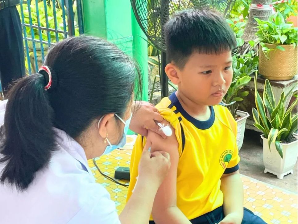 Nhân viên y tế phường Đức Nhuận tiêm chủng cho trẻ
