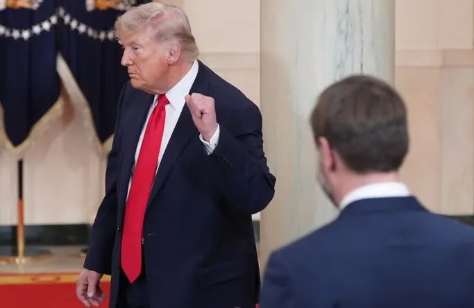 Tổng thống Mỹ Donald Trump sau bài phát biểu tại Nhà Trắng. Ảnh: EPA