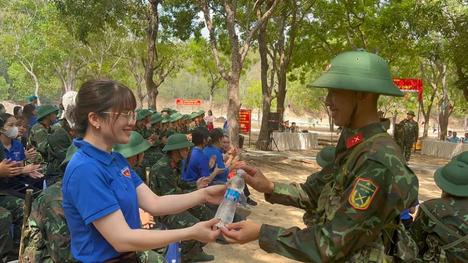 Các đoàn viên tặng nước cho chiến sĩ mới