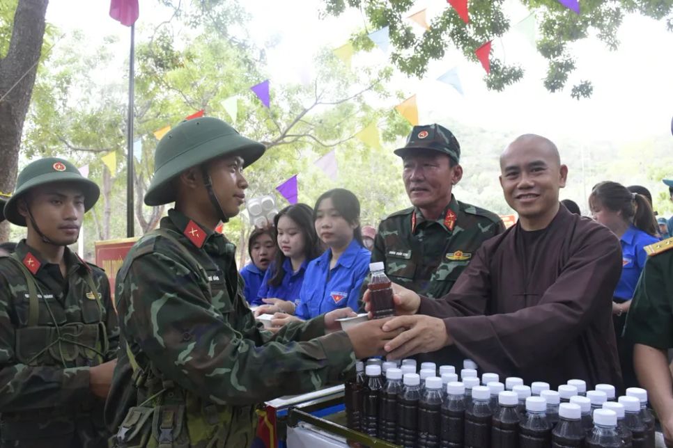 Tặng nước giải khát cho các chiến sĩ mới