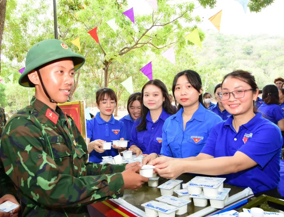 Tặng sữa chua cho các chiến sĩ mới