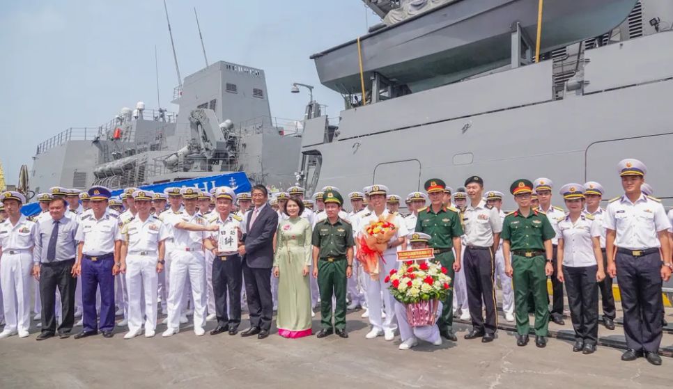 Các đại biểu chụp ảnh lưu niệm