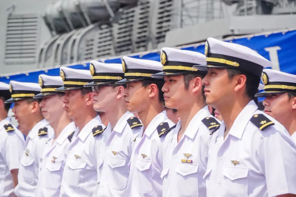 Sĩ quan, thủy thủ tàu hộ vệ Asahi của Lực lượng Tự vệ trên biển Nhật Bản. Ảnh: XUÂN QUỲNH