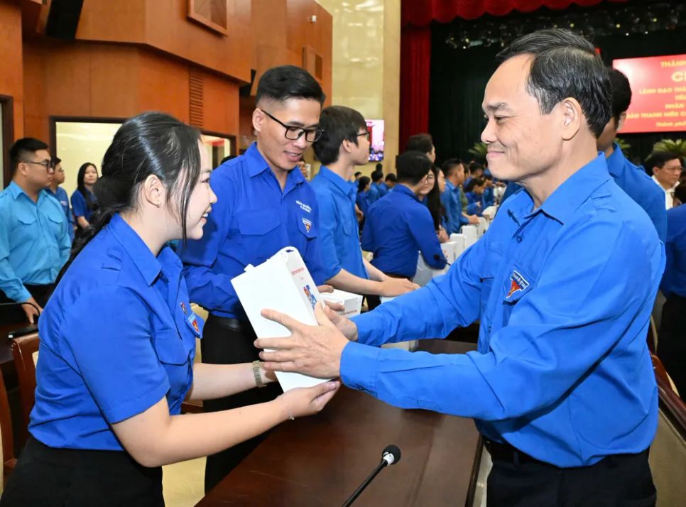 Bí thư Thành ủy TPHCM Trần Lưu Quang trao quà đến các cán bộ Đoàn - Hội - Đội tiêu biểu. Ảnh: VIỆT DŨNG