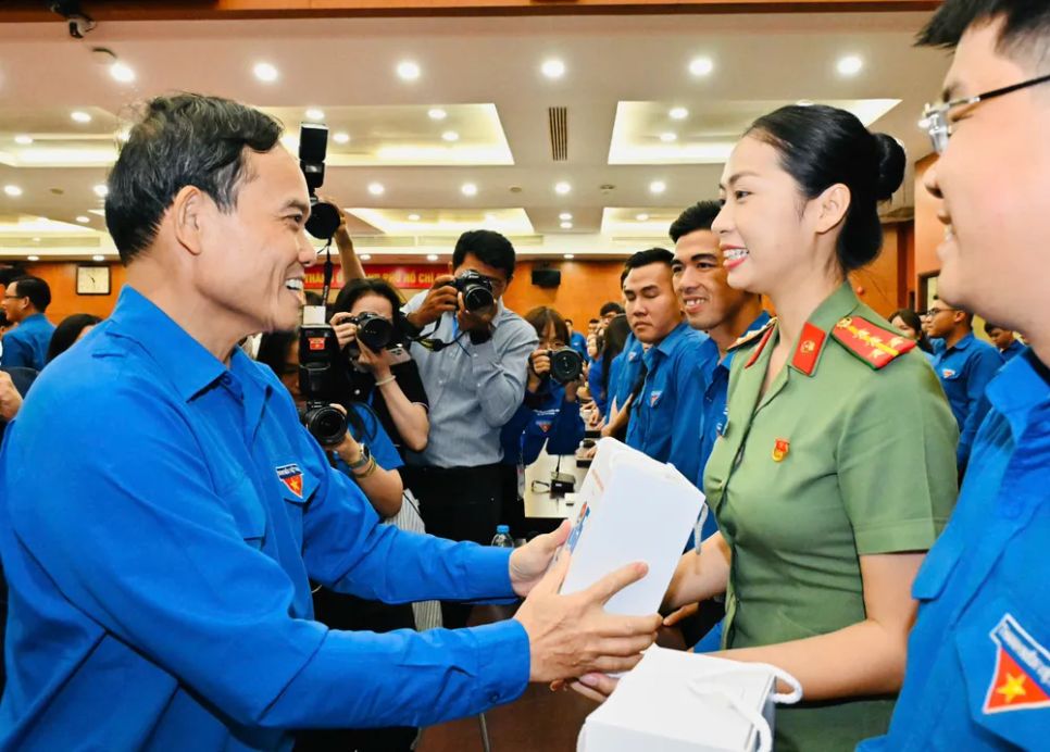 Bí thư Thành ủy TPHCM Trần Lưu Quang trao quà đến các cán bộ Đoàn - Hội - Đội tiêu biểu. Ảnh: VIỆT DŨNG