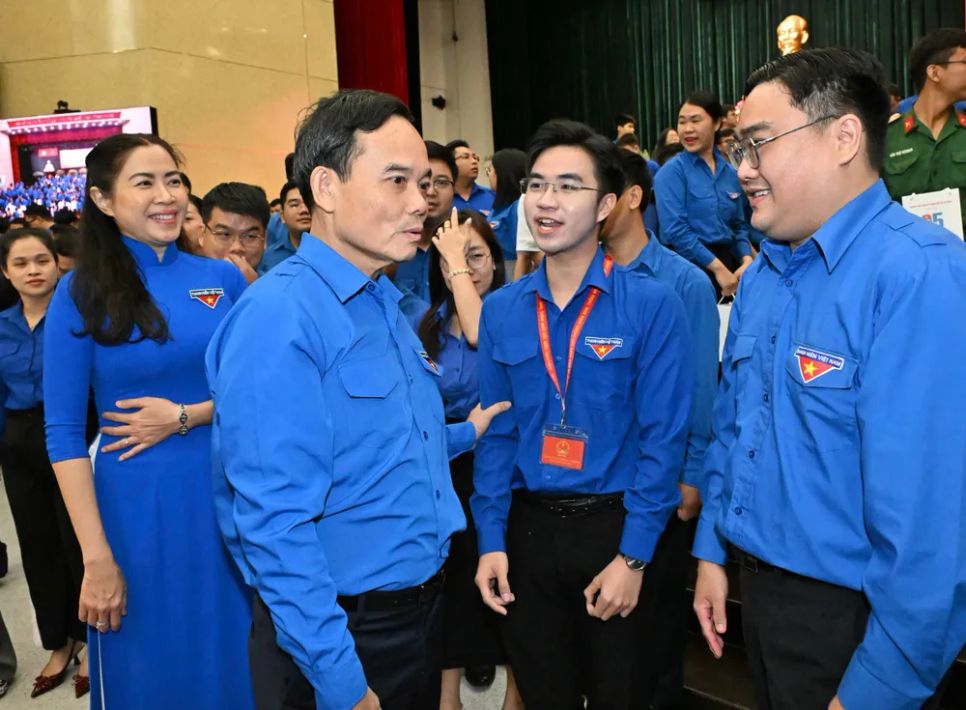 Bí thư Thành ủy TPHCM Trần Lưu Quang trò chuyện cùng cán bộ Đoàn - Hội - Đội tiêu biểu. Ảnh: VIỆT DŨNG