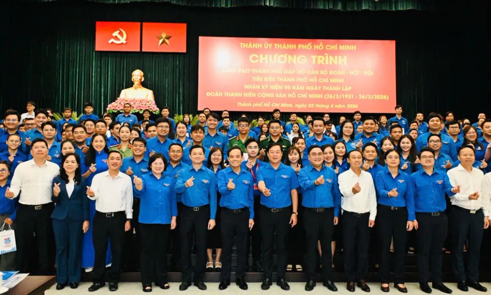 Lãnh đạo TPHCM gặp gỡ cán bộ Đoàn - Hội - Đội tiêu biểu TPHCM. Ảnh: VIỆT DŨNG