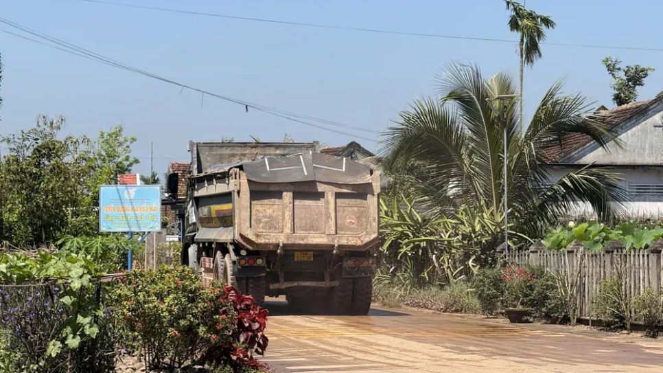 Bụi đất bám đầy cây cối và nhà cửa của người dân