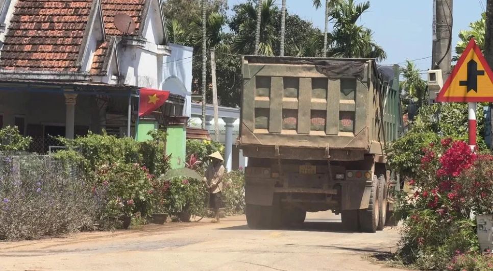 Bụi đất tấp vào nhà dân, gây ảnh hưởng cuộc sống, sinh hoạt thường ngày