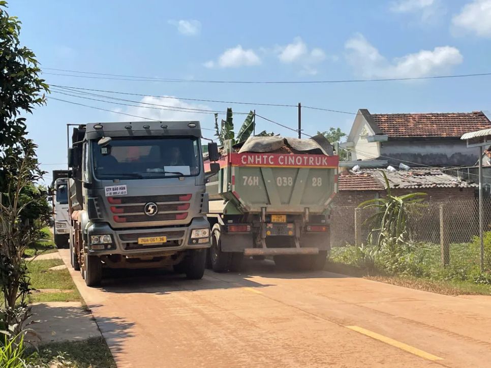 Xe tải chở đất nối đuôi nhau trên tuyến đường ĐT 627B