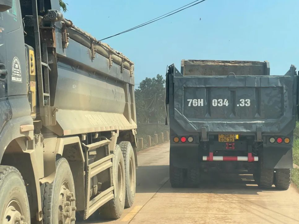 Xe tải chở đất từ mỏ An Hội qua tuyến ĐT 627B hoạt động liên tục