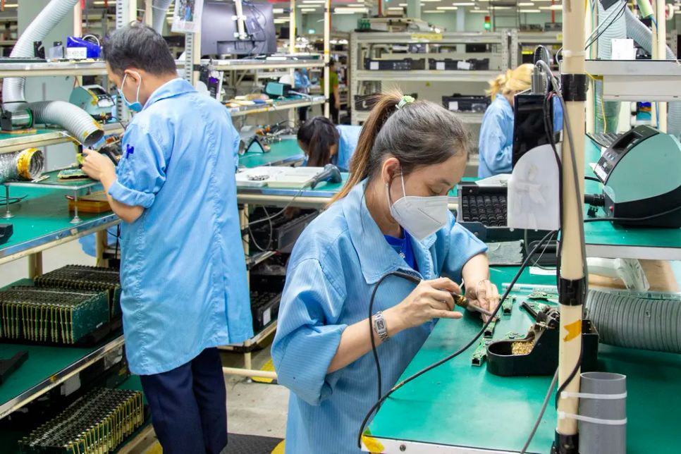 Công nhân làm việc trên dây chuyền sản xuất thiết bị điện tử tại Công ty Datalogic, Khu Công nghệ cao TPHCM. Ảnh: HOÀNG HÙNG