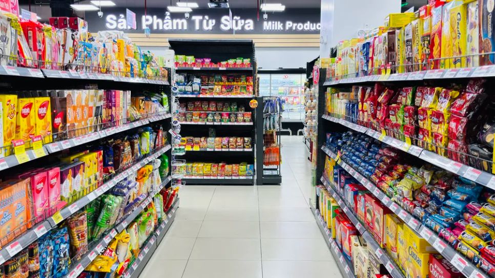 Kệ hàng tại Satra Võ Văn Kiệt. Ảnh: ĐÌNH DƯ