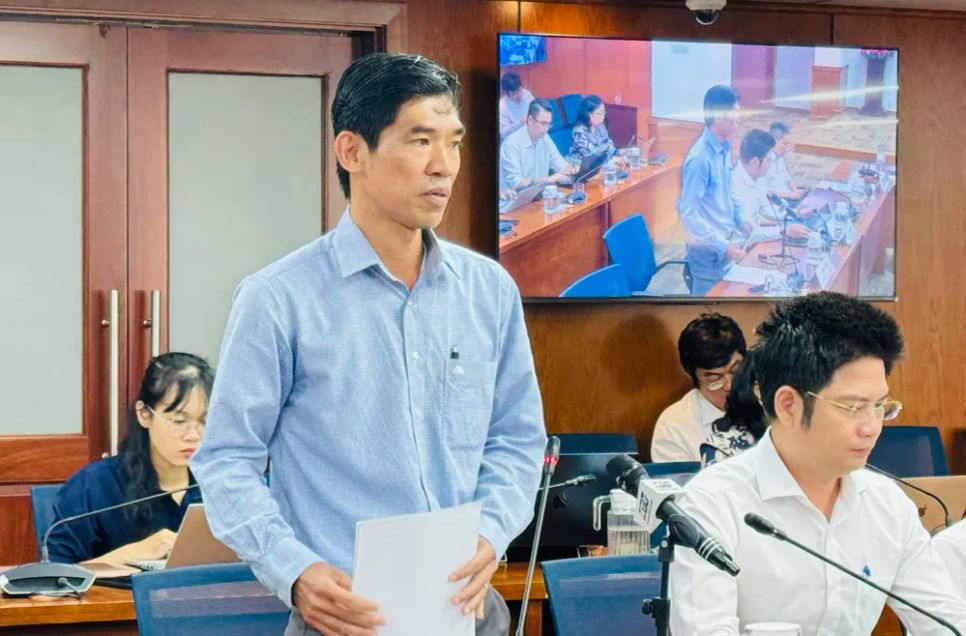 Ông Ngô Hồng Y, Phó Trưởng Phòng Quản lý thương mại, Sở Công thương TPHCM, thông tin tại họp báo, chiều 2-4. Ảnh: ĐÌNH DƯ