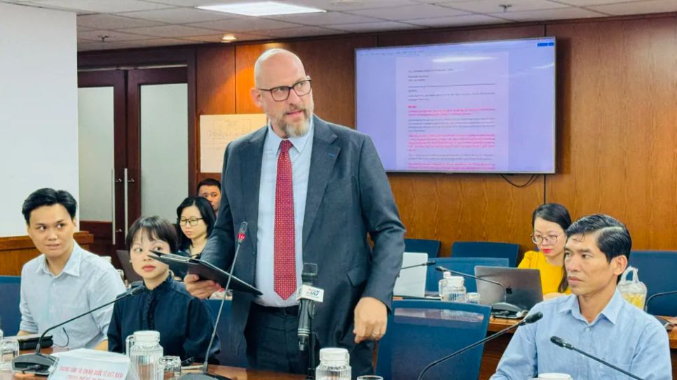 Ông Richard D. McClellan, Giám đốc điều hành Trung tâm Tài chính quốc tế Việt Nam tại TPHCM chia sẻ tại họp báo, chiều 2-4. Ảnh: ĐÌNH DƯ