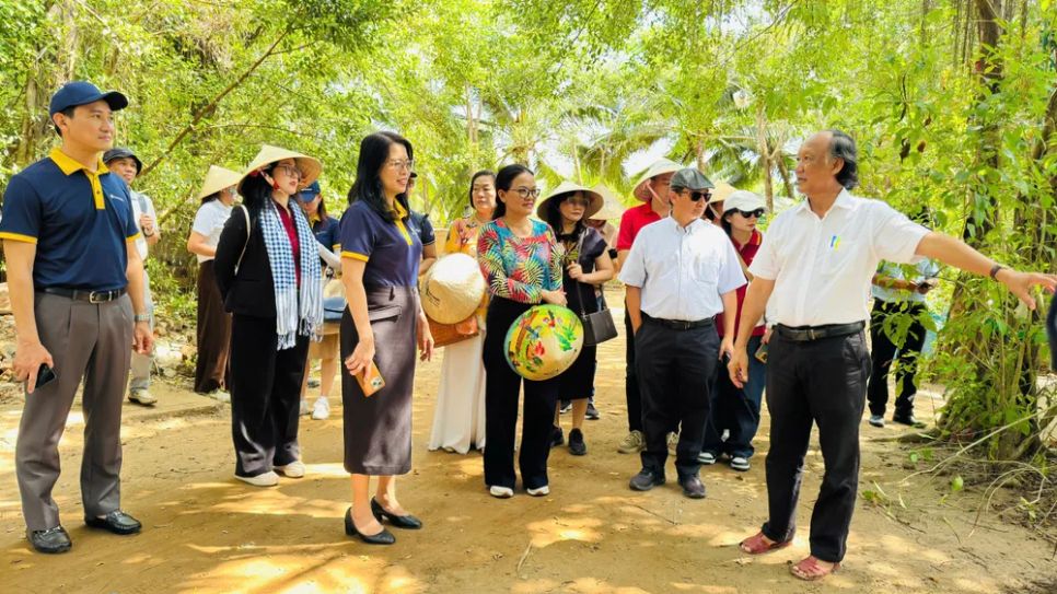Du khách TPHCM tham quan một điểm đến tại Vĩnh Long do Saigontourist Group tổ chức vào ngày 31-3. Ảnh: ĐÌNH DƯ