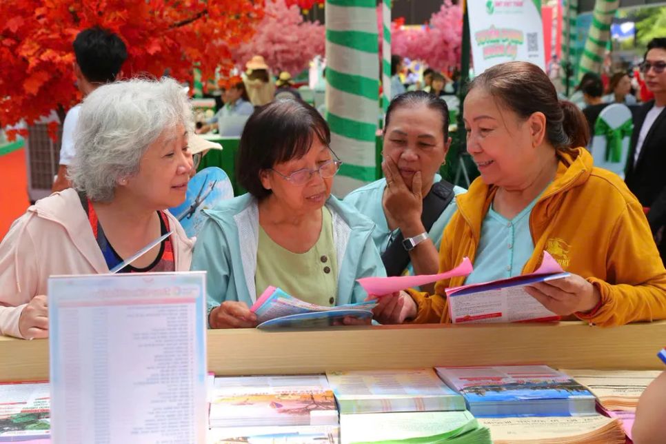 Khách háo hức tìm hiểu giá tour ưu đãi tại BenThanh Tourist, trưa 2-4