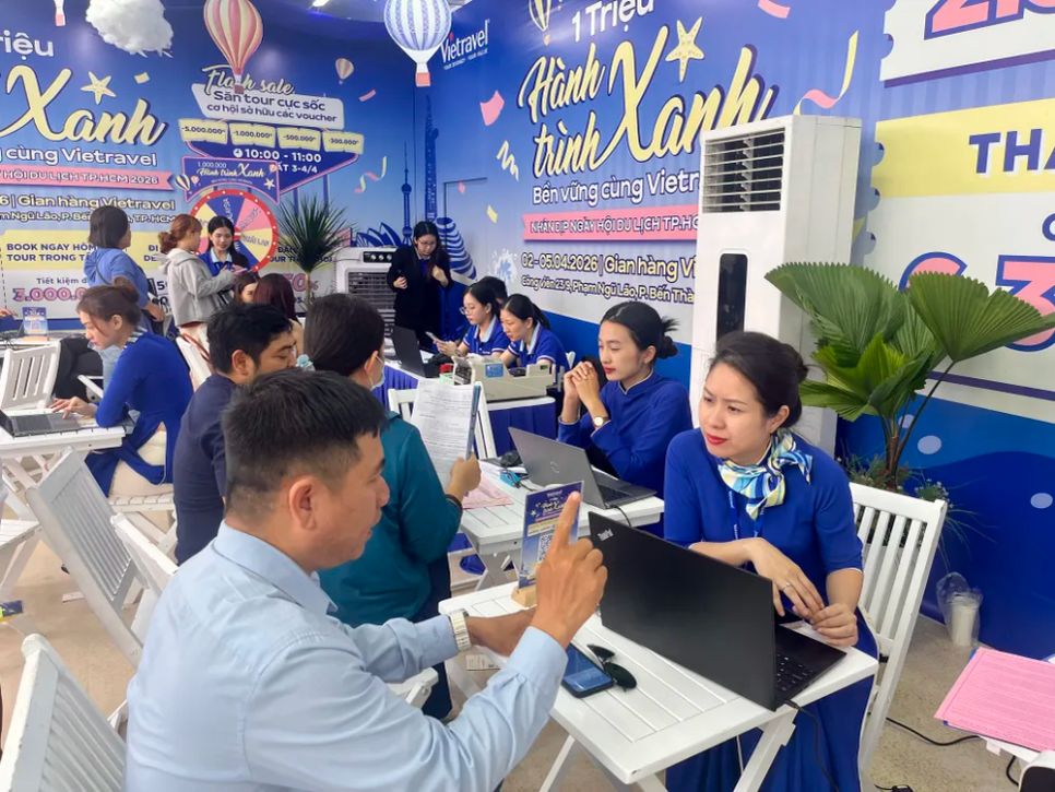 Khách hỏi mua tour tại gian hàng Vietravel, trưa 2-4