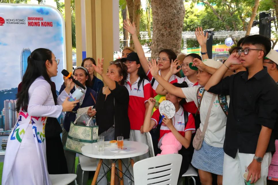 Khách tham gia một hoạt động tại gian hàng BenThanh Tourist, trưa 2-4