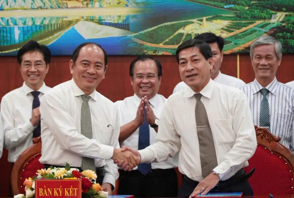 Giám đốc Sở Y tế TPHCM Tăng Chí Thượng và Giám đốc Sở Y tế tỉnh Cà Mau Nguyễn Chí Thanh ký kết hợp tác