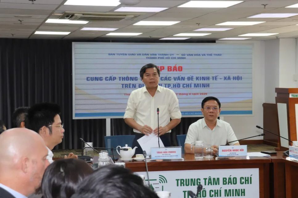 Đồng chí Tăng Hữu Phong phát biểu tại họp báo