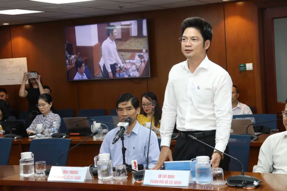 Ông Lưu Văn Tấn thông tin tại họp báo