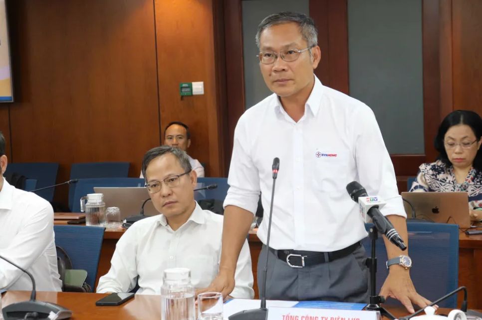 <p> Ông Bùi Trung Kiên, Phó Tổng Giám đốc EVNHCMC thông tin tại họp báo </p>