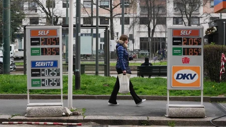Bảng giá nhiên liệu tại Italy trong tháng 3-2026. Ảnh: XINHUA