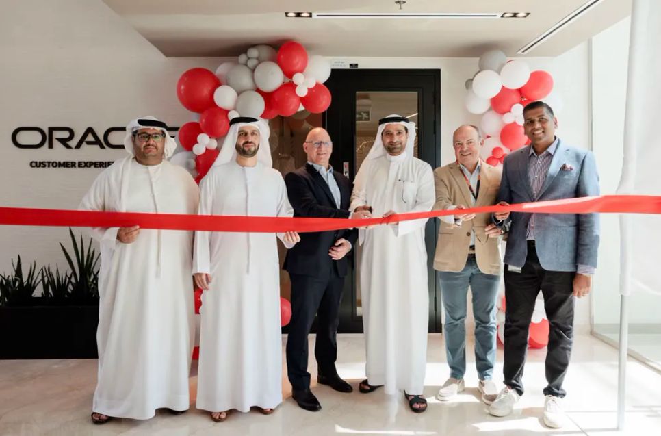 Giới chức Dubai tham dự lễ khai trương trung tâm trải nghiệm khách hàng công nghệ cao của Oracle tại Dubai vào năm 2025. Ảnh: GOVERMENT OF DUBAI MEDIA