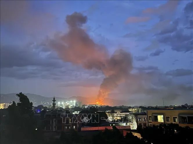 Khói bốc lên sau vụ nổ kho vũ khí tại Bujumbura, Burundi, ngày 31/3/2026. Ảnh: THX/TTXVN