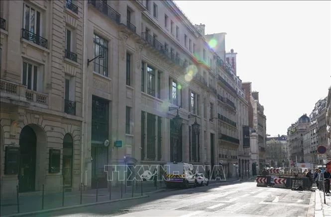 Cảnh sát được triển khai bên ngoài chi nhánh ngân hàng Bank of America tại thủ đô Paris, ngày 28-3. Ảnh: THX/TTXVN